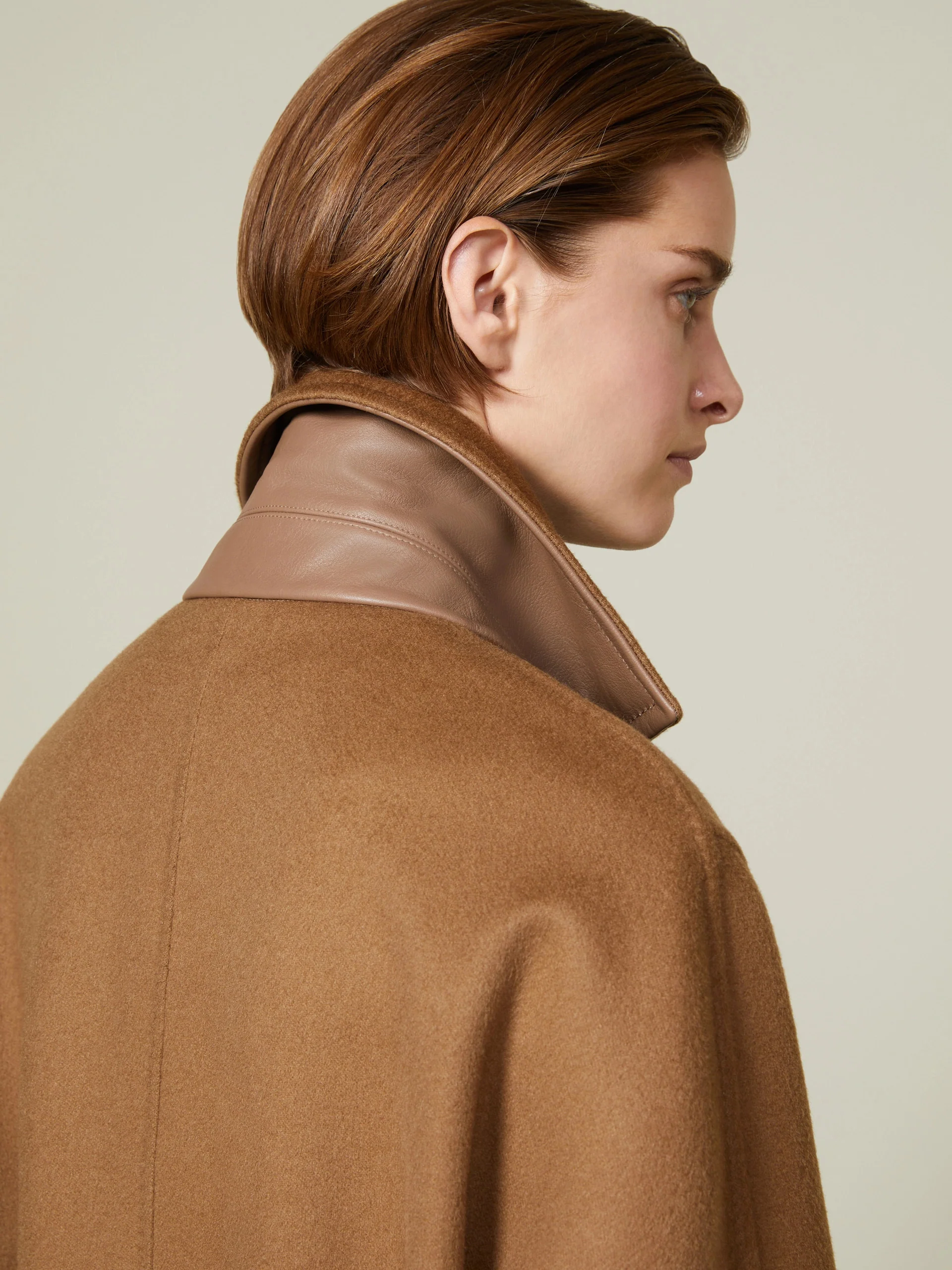 Max Mara Semi-lined Cashmere Coat with Elegant Trim for Women - Image 4