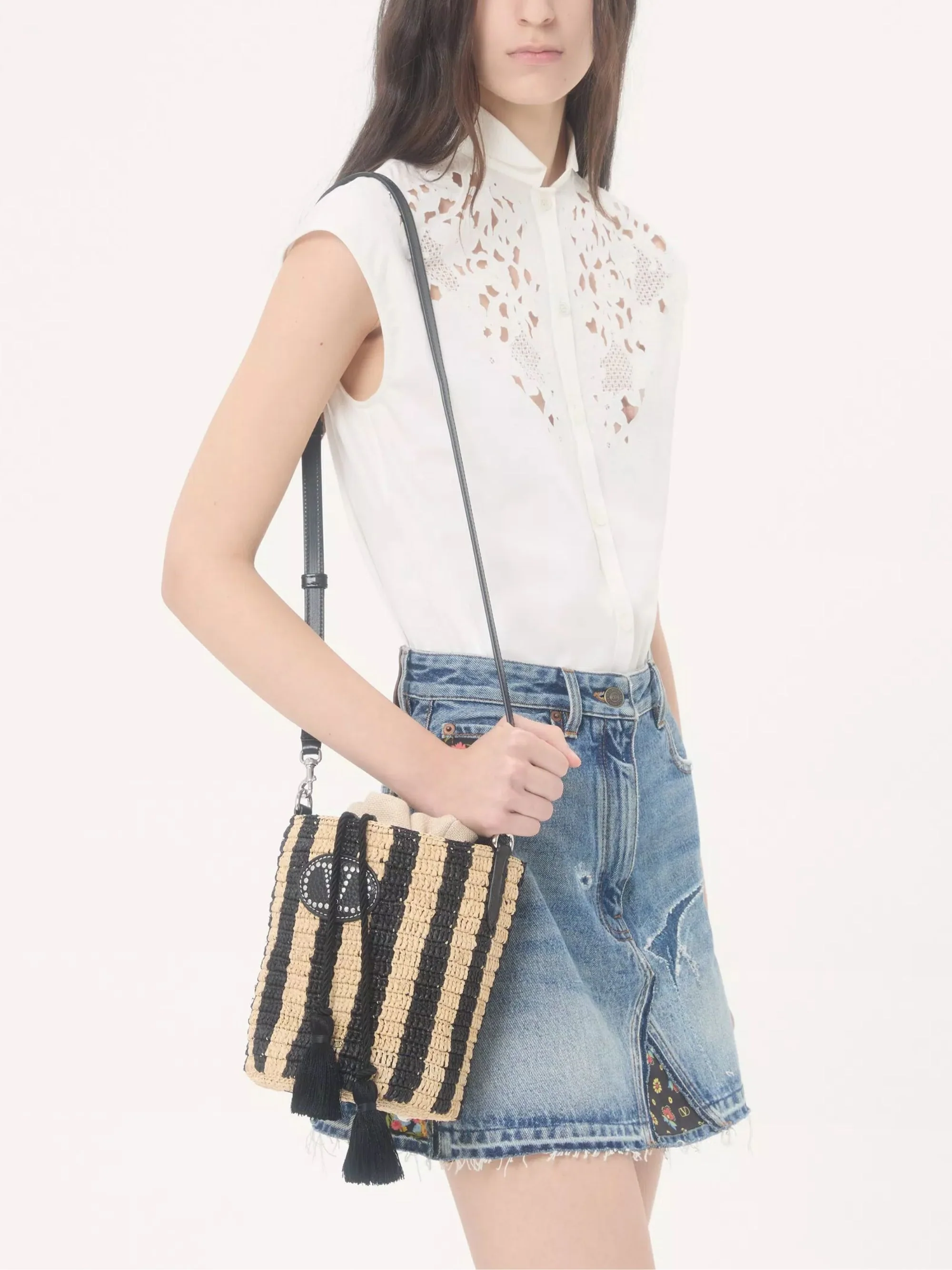 Valentino Garavani Raffia Bucket Handbag with Drawstring Closure - 15.5 x 19 x 15.5 cm - Image 5